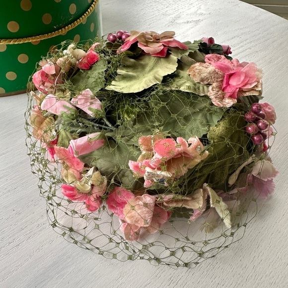 BERESFORD,WOMENS ROUND PILLBOX HAT WITH PINK VELVET FLOWERS & DARK GREEN LEAVES. - Picture 2 of 11